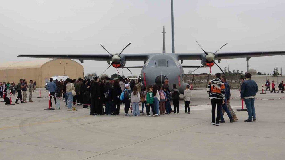 Çelik kartallar Konya semalarını çocuklar için inletti