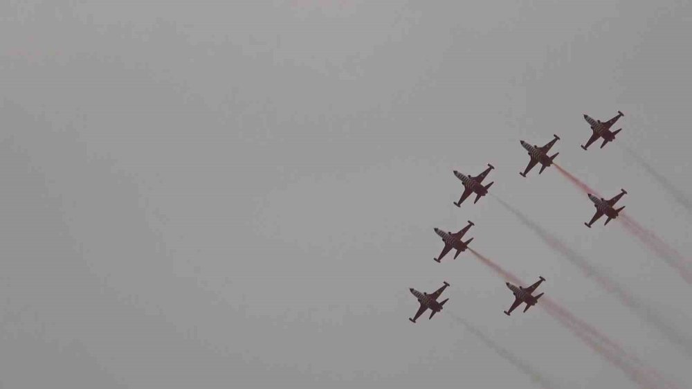 Çelik kartallar Konya semalarını çocuklar için inletti