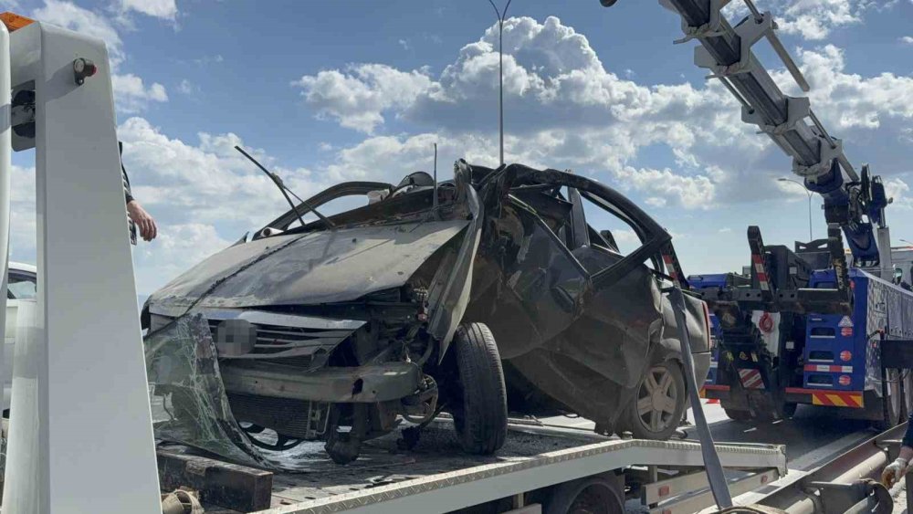 Böyle kaza görülmedi! Yön levhasına saplandı