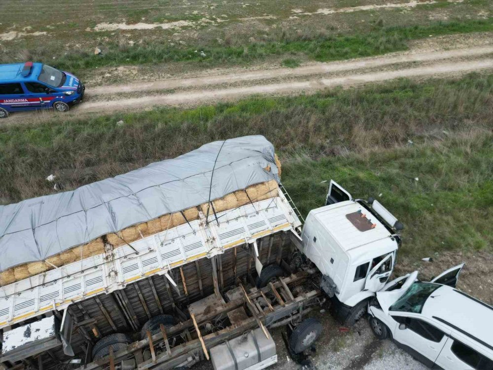 Kamyon ve tankerin karıştığı kazada faciadan dönüldü