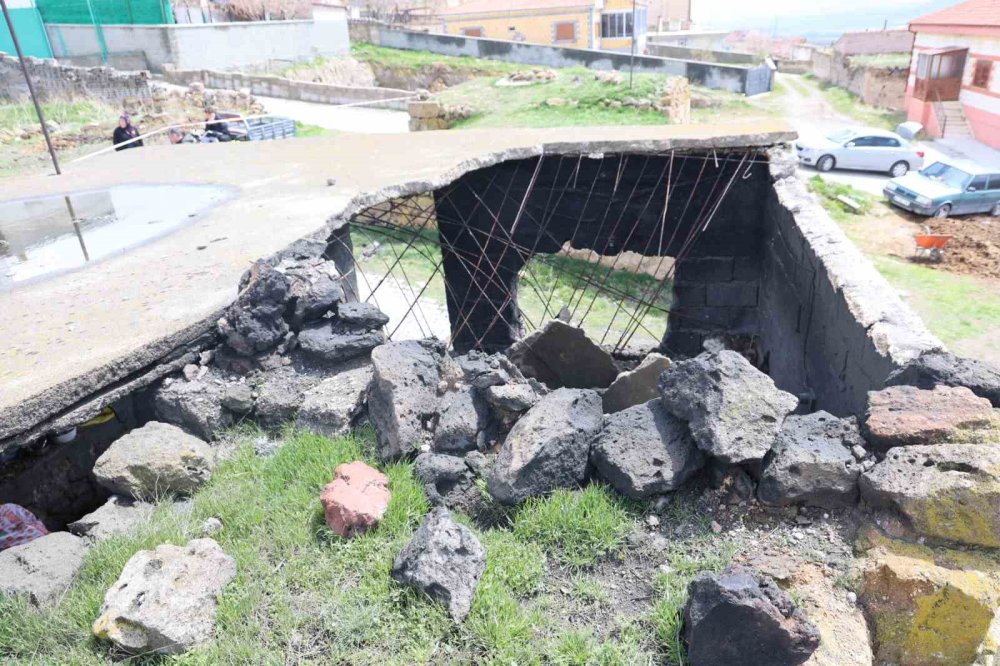 Köy fırının tavanı çöktü: Ekmek yapan kadın hayatını kaybetti