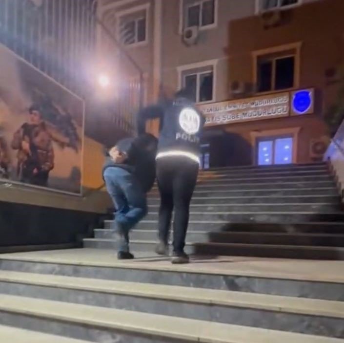 Polis yeleği giyip yayın yaptı, gözaltına alındı