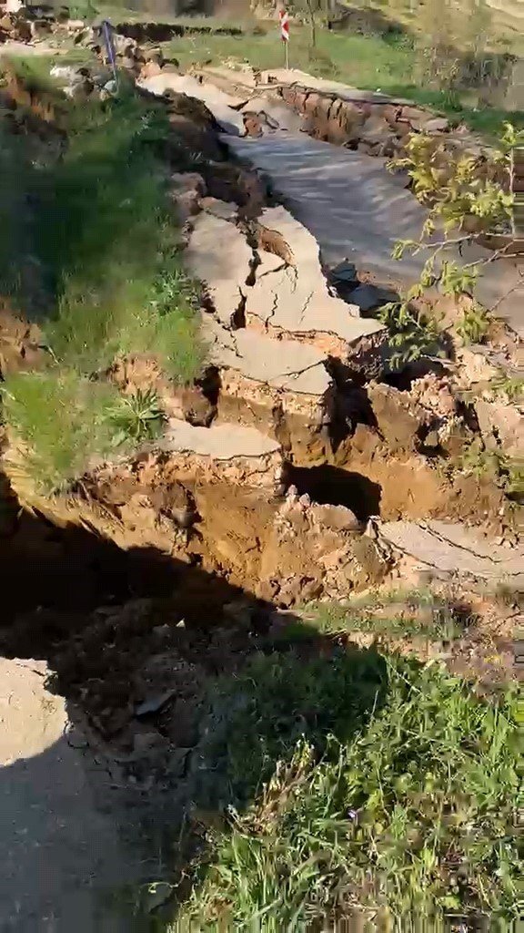 Heyelan yolu parçalara ayırdı