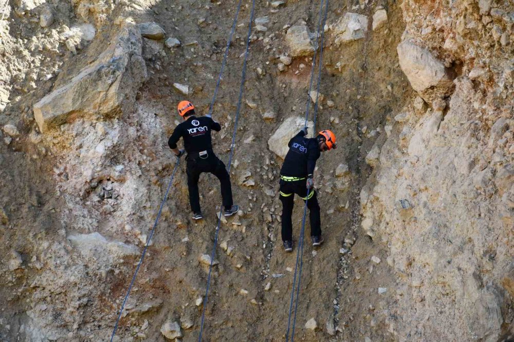 İplerle Hayata Tutundular: Akşehir Kayalıklarında Can Pazarı!