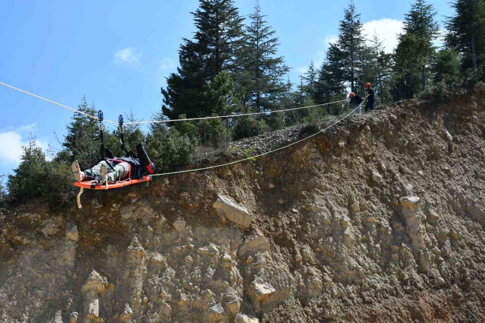 İplerle Hayata Tutundular: Akşehir Kayalıklarında Can Pazarı!