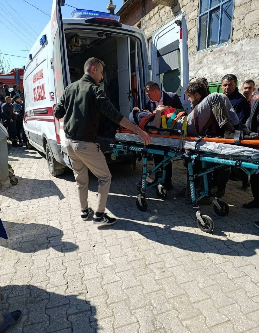 Konya'da Kamyon Eve Daldı: Sürücü İçin Hava Ambulansı Havalandı!