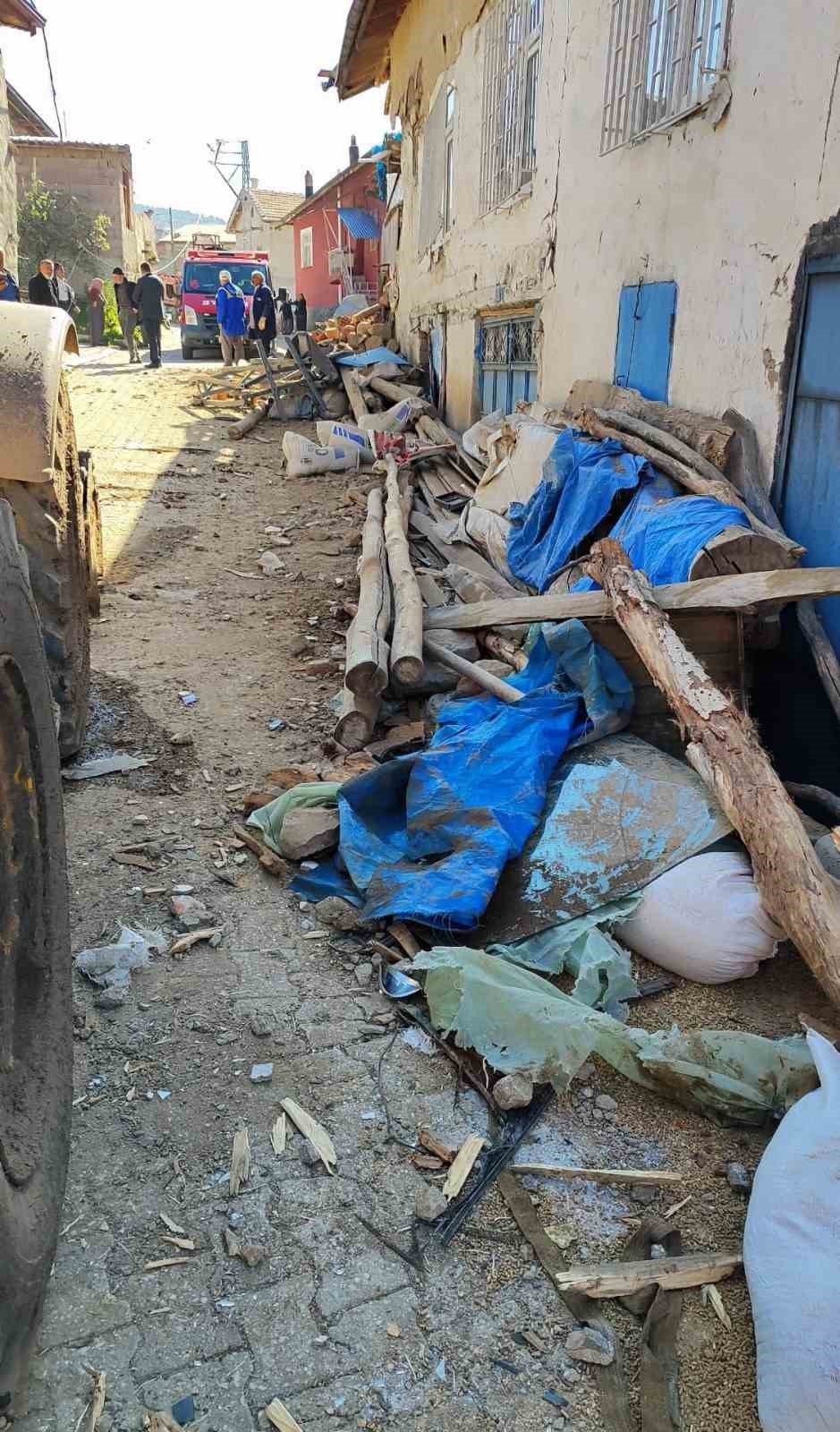 Konya'da Kamyon Eve Daldı: Sürücü İçin Hava Ambulansı Havalandı!