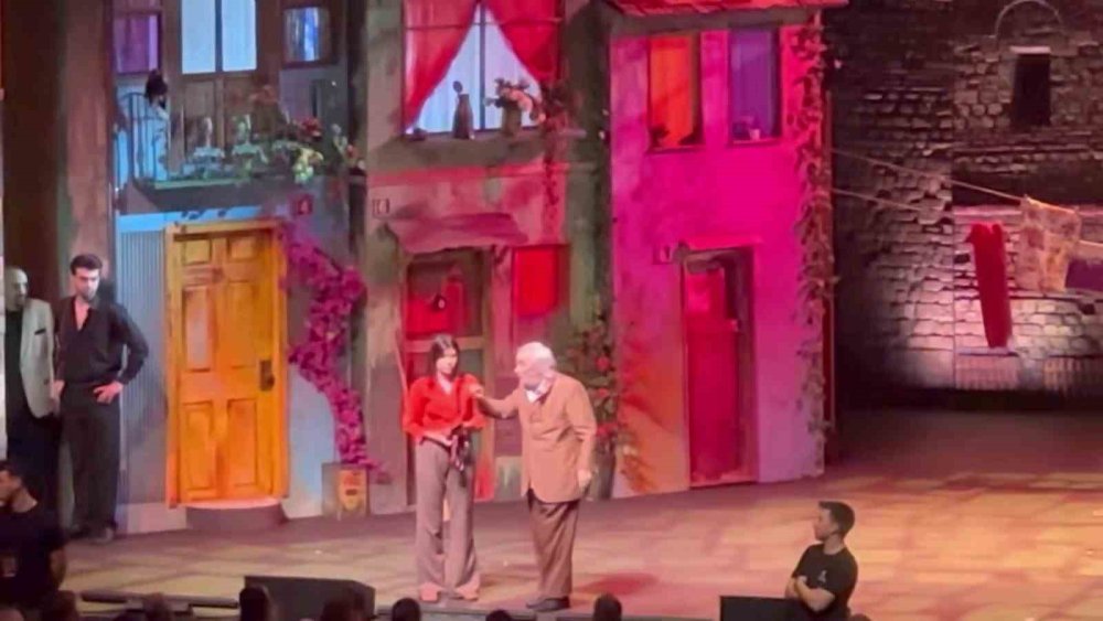 Müjdat Gezen hastaneye kaldırıldı! Sahne arkasında neler yaşandı?