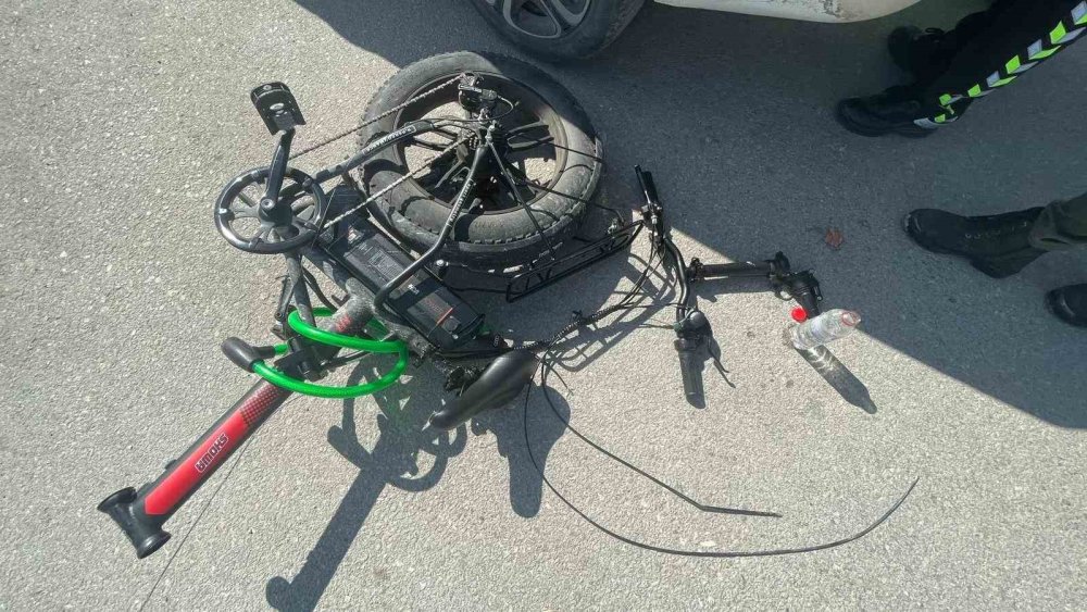 Elektrikli bisiklet ikiye bölündü sürücü yaralı