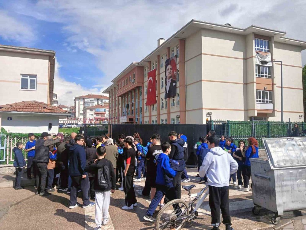 Okulda Silah Paniği: Çantalar Yasaklandı, Şeffaf Poşet Dönemi Başladı!