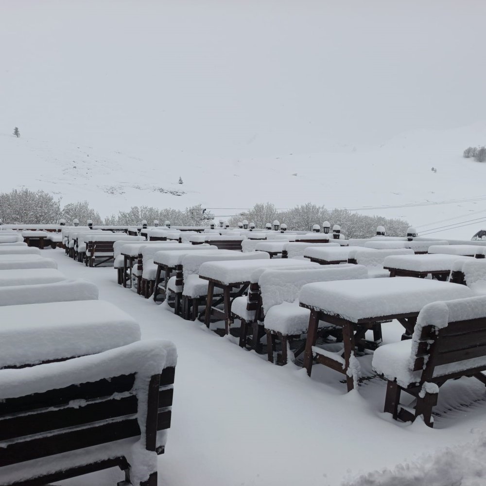 Uludağ'a Nisan'da kar yağdı! Kar kalındığı 1 metreye ulaştı