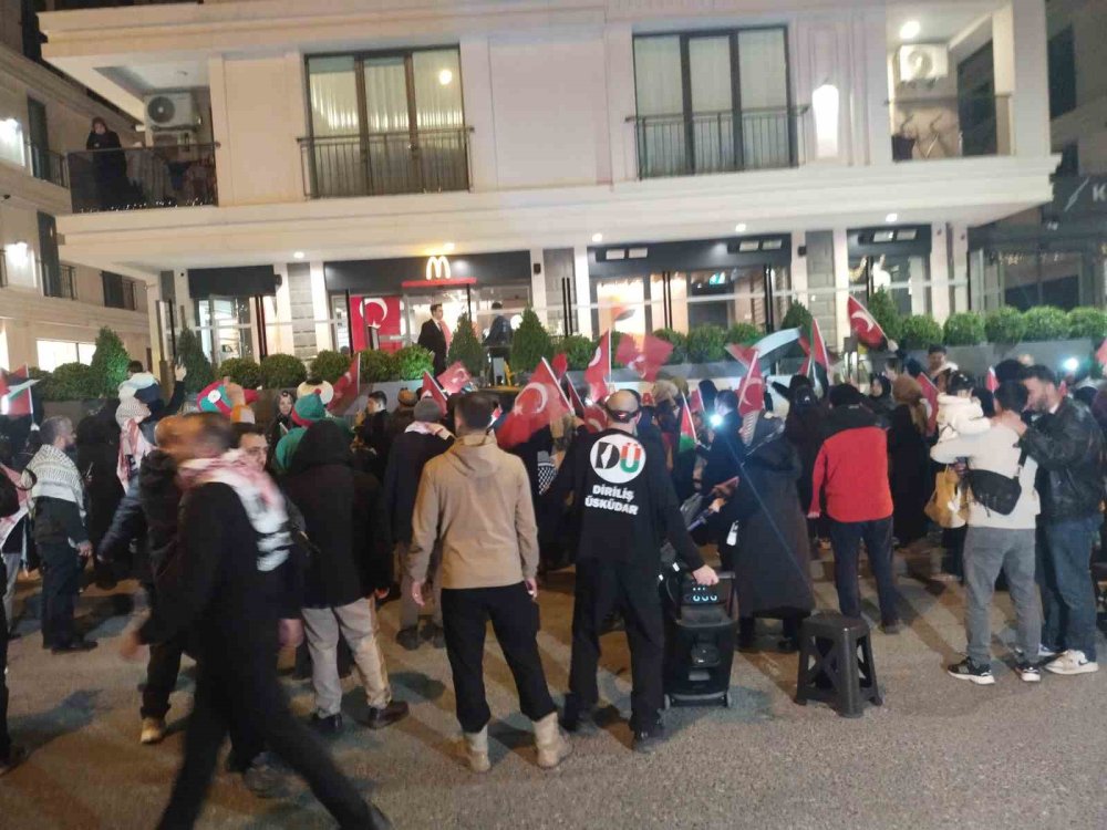 Üsküdar'da 200 Günlük Boykot: Netanyahu Maketi Asıldı