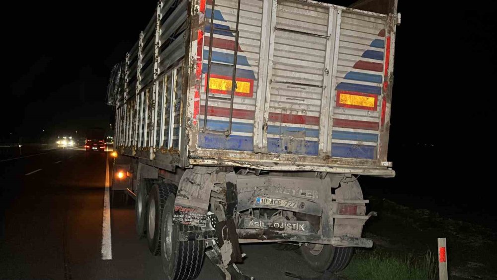 Aksaray’da feci kaza: Sürücü kabinde sıkıştı