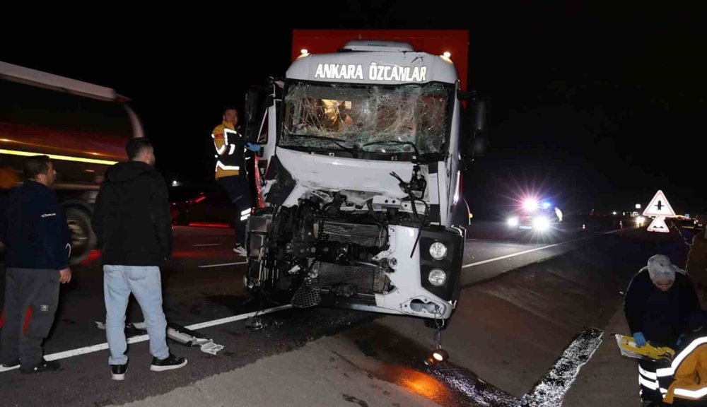 Aksaray’da feci kaza: Sürücü kabinde sıkıştı