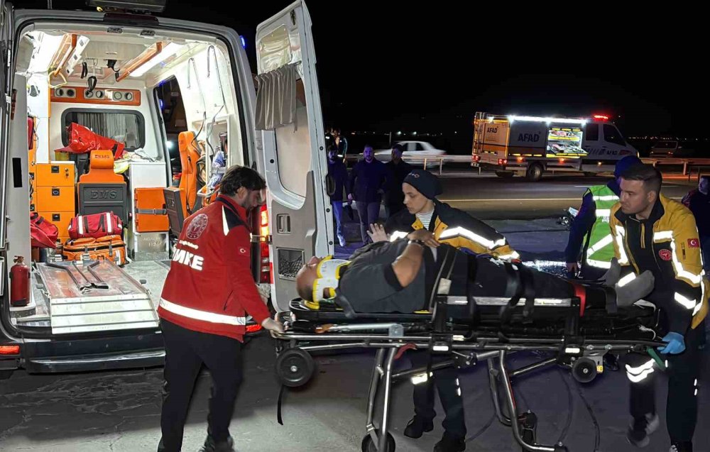 Aksaray’da feci kaza: Sürücü kabinde sıkıştı