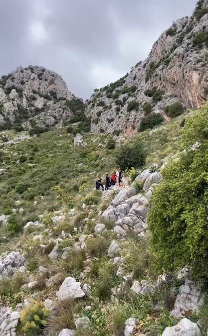 Dağa tırmandığı sırada düşerek yaralanan kişiyi ekipler kurtardı