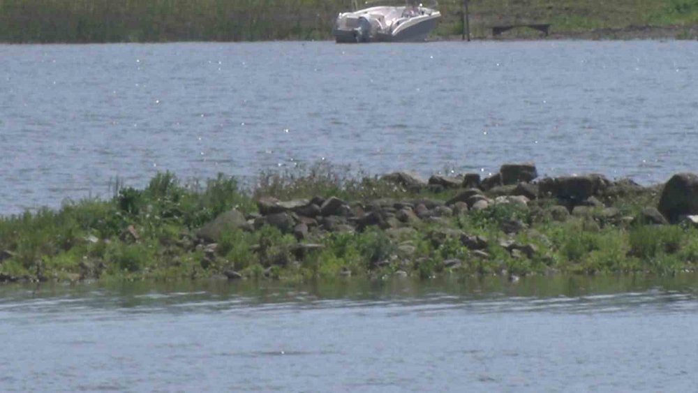 Göl ortasında gizemli ada