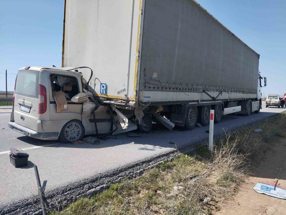 Karaman’da tırın dorsesine ok gibi saplandı