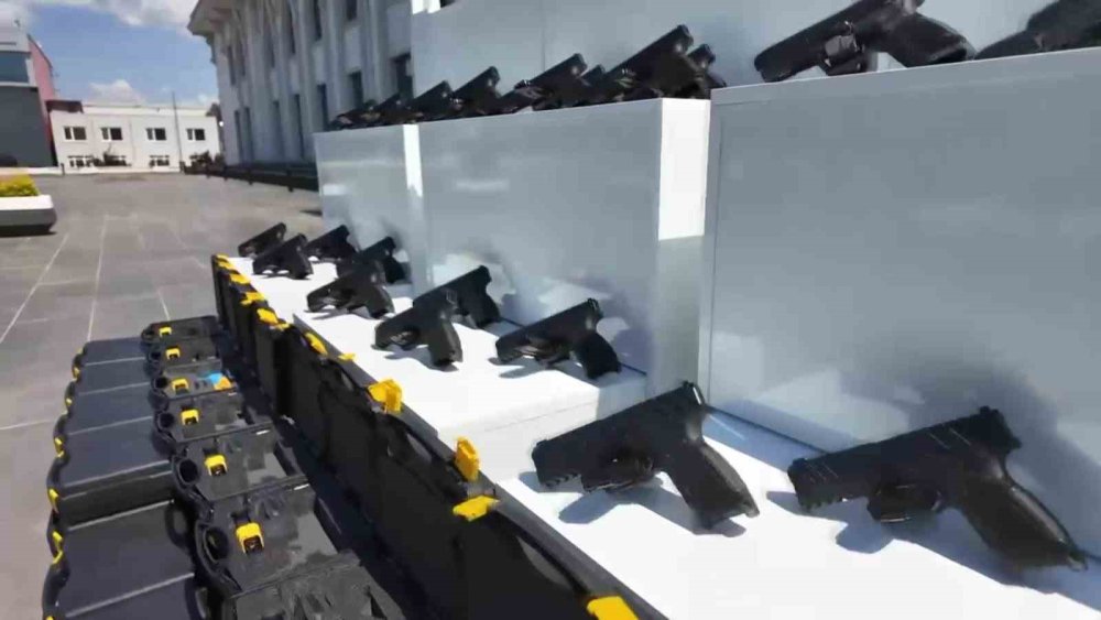 Kocaeli'de bir minibüs dolusu silah ve malzemeleri ele geçirildi