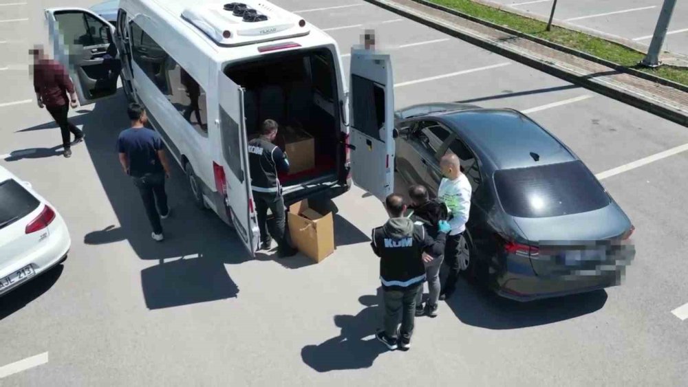 Kocaeli'de bir minibüs dolusu silah ve malzemeleri ele geçirildi