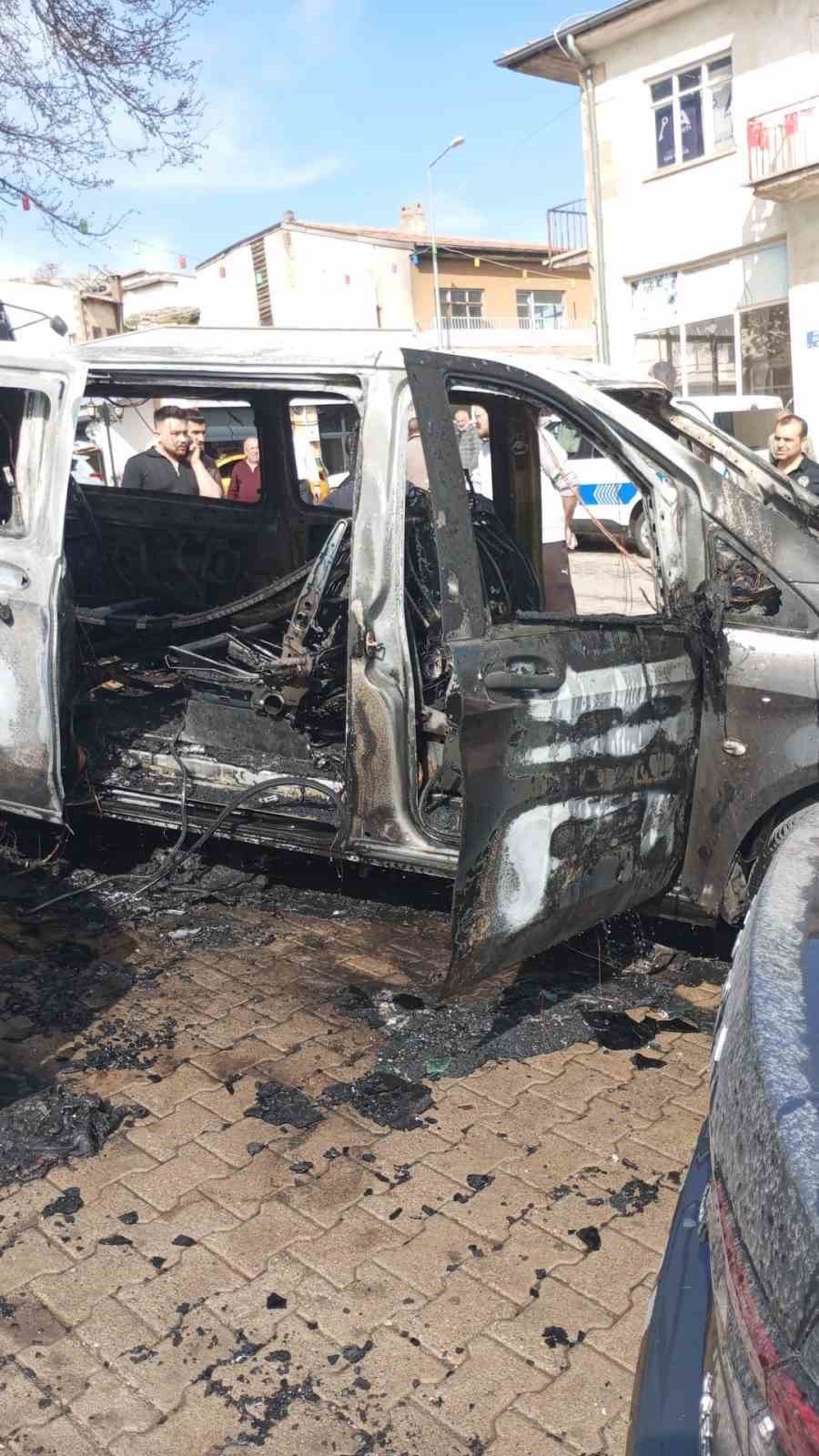 Lüks minibüs kendiyle birlikte 2 aracı yaktı