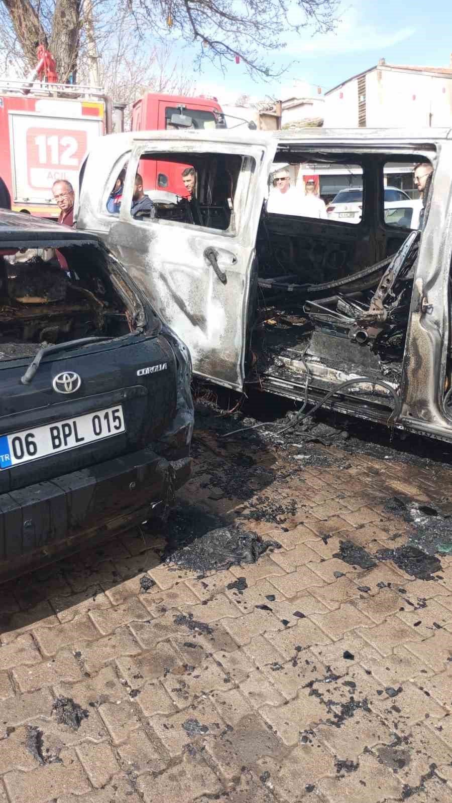 Lüks minibüs kendiyle birlikte 2 aracı yaktı