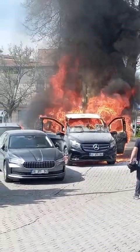 Lüks minibüs kendiyle birlikte 2 aracı yaktı
