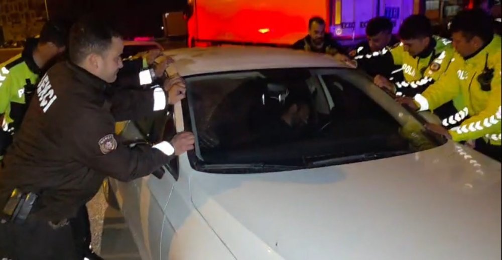 Sızan sürücüyü uyandırmak için aracı beşik gibi salladılar