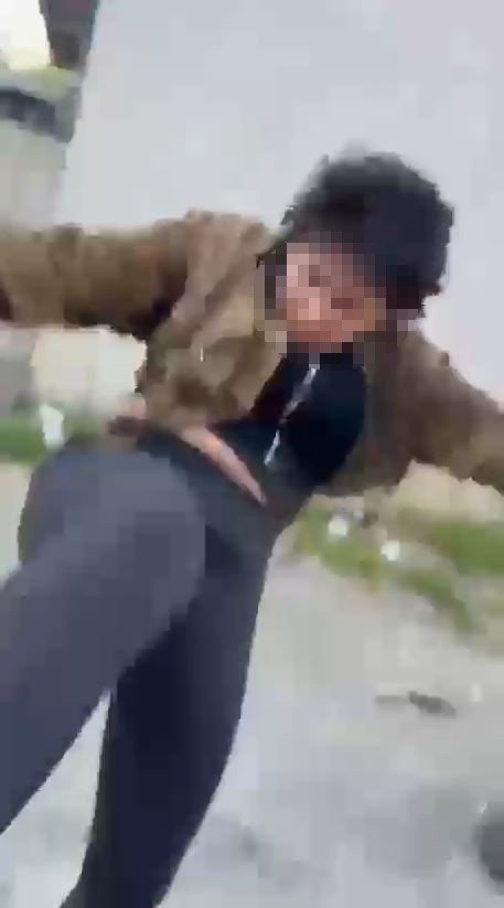 Bir kadın eski eşini sokak ortasında darp etti