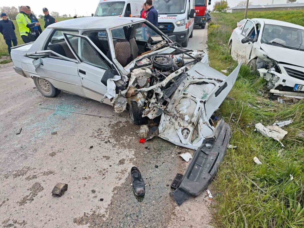 Kafa Kafaya Çarpıştılar: Konya Yolunda Sürücü Araçta Sıkıştı!