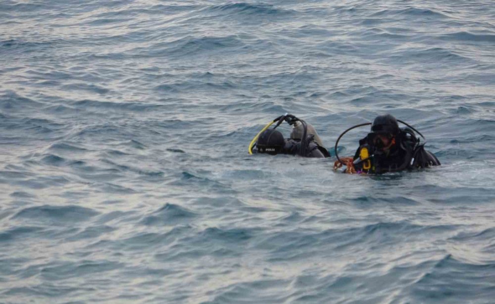 Kot ve atletle denize giren genç boğuldu