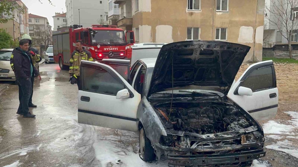 Otomobilini çalıştırmak istedi, bir anda dumanlar yükseldi