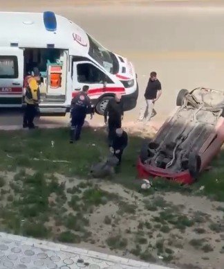 Takla Atan Araçtan İndi, Yanına Gelen Ördekle Mücadele Etti!