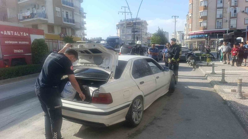 Alev topuna dönen araç, anne ve bebeğine mezar olacaktı! Alevlerin arasından çıktılartan atlayıp canlarını zor kurtardılar