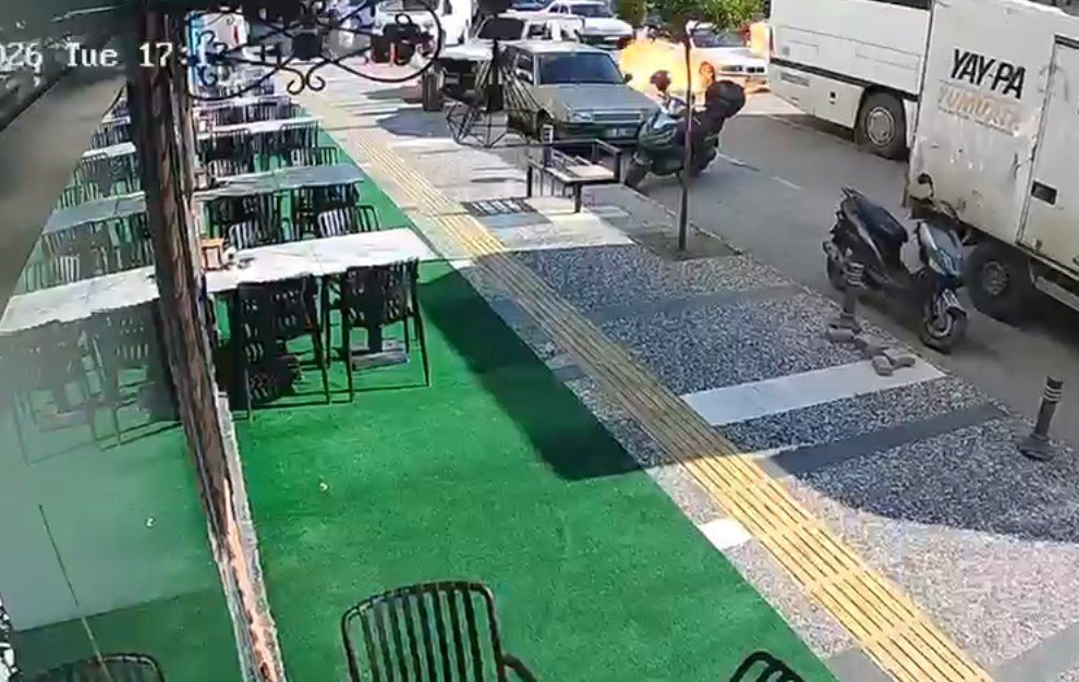 Alev topuna dönen araç, anne ve bebeğine mezar olacaktı! Alevlerin arasından çıktılartan atlayıp canlarını zor kurtardılar