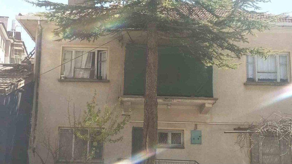 Yürekleri Ağza Getiren Olay: Pencereden Düşen Küçük Çocuk Yaralandı!