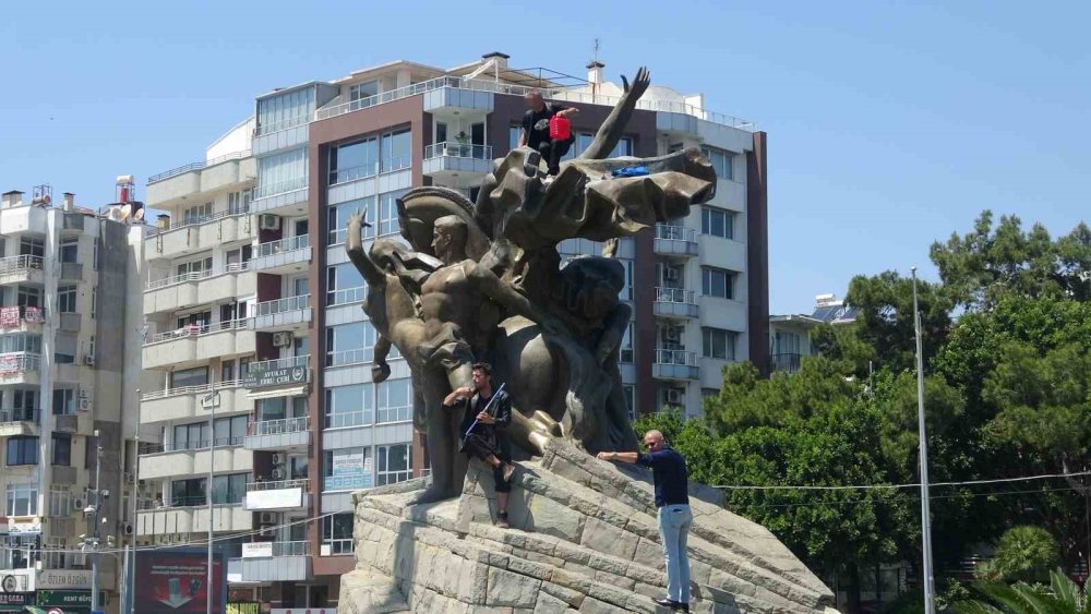 Antalya'da Hareketli Dakikalar: Anıtın Üzerine Çıkan Şahıs Ekipleri Alarma Geçirdi