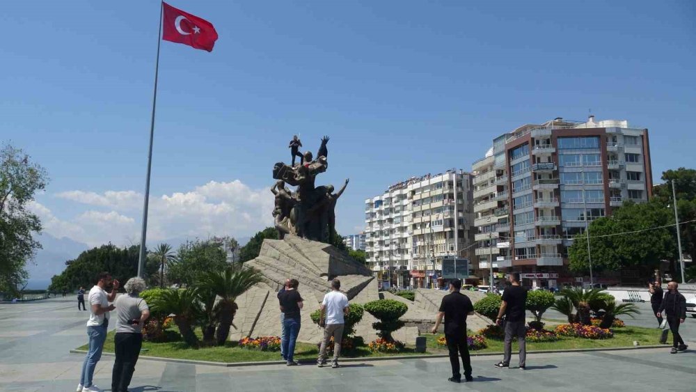 Antalya'da Hareketli Dakikalar: Anıtın Üzerine Çıkan Şahıs Ekipleri Alarma Geçirdi