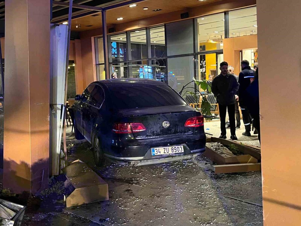 Kafede oturan 5 kişiye otomobil çarptı