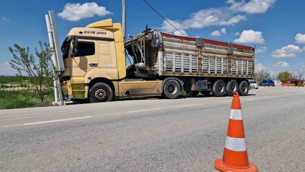 Sürücüsü fenalaşan tır reklam tabelasına çarptı
