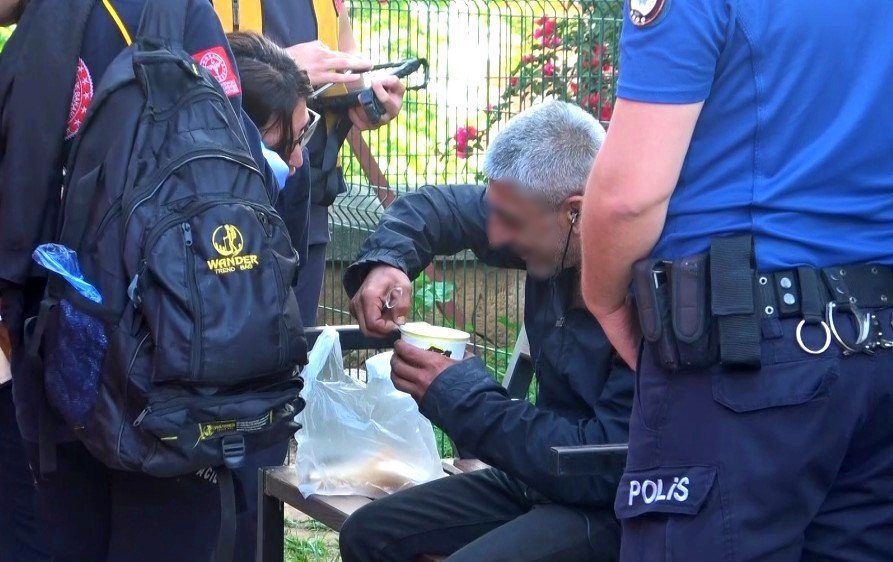 Önce anıta ardından tarihi surlara çıktı, karnı acıkınca çorbayla ikna edildi