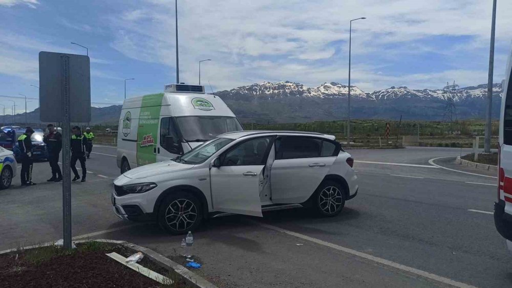 Seydi Şifa Kavşağı’nda kaza: Aynı aileden 4 yaralı