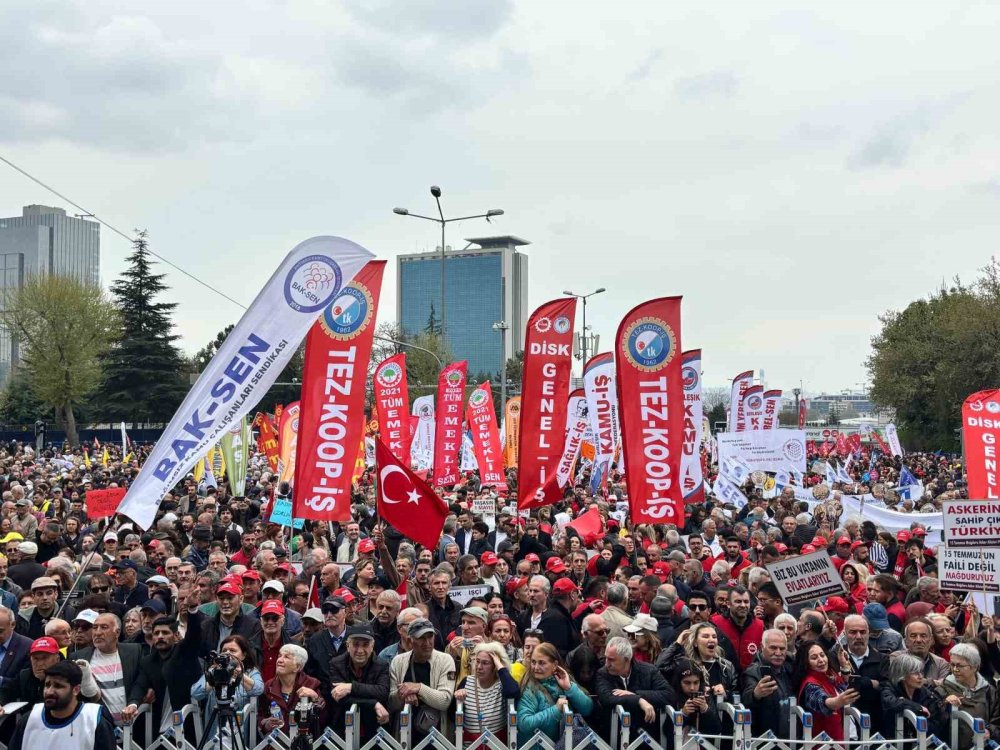 Tandoğan Meydanı'nda Binlerin Yürüyüşü