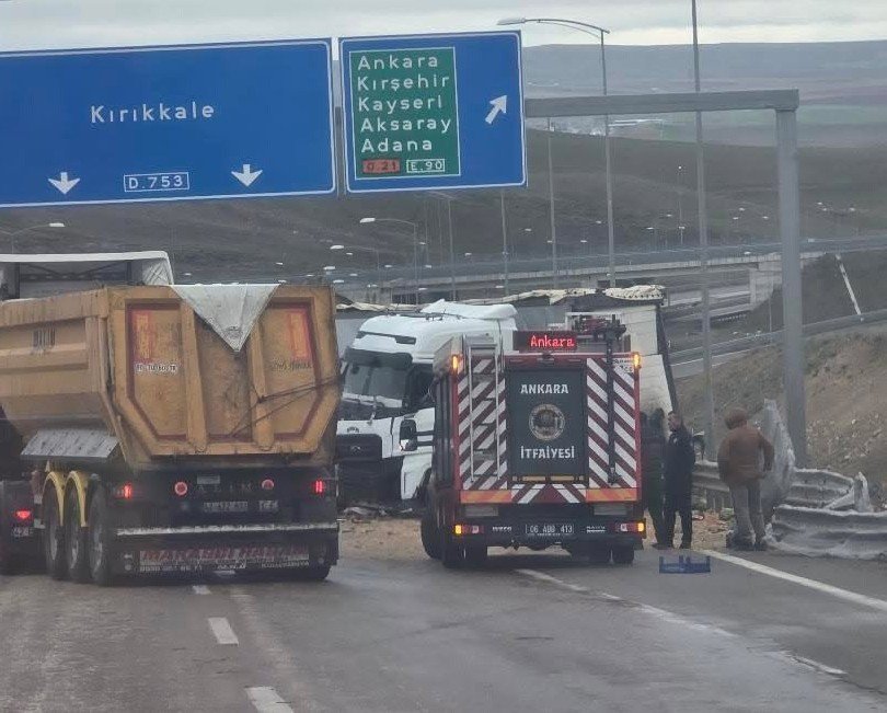 Konya’da meyve ve sebze yüklü tır bariyerlere çarptı: 1 yaralı
