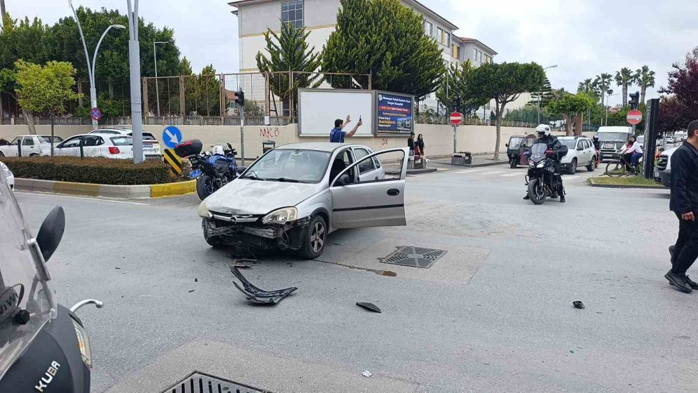 Manavgat'ta Dehşet Anları: Kırmızı Işık İhlali Kazaya Yol Açtı