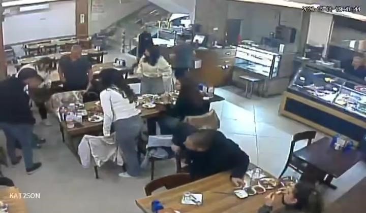 Nefes borusuna yemek kaçan küçük kızı heimlich bilen kahraman garson kurtardı