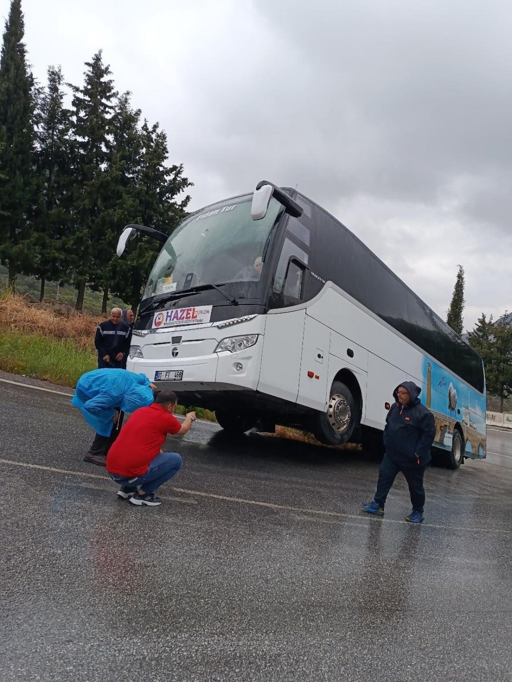Tur otobüsü rampayı çıkamadı şaha kalktı