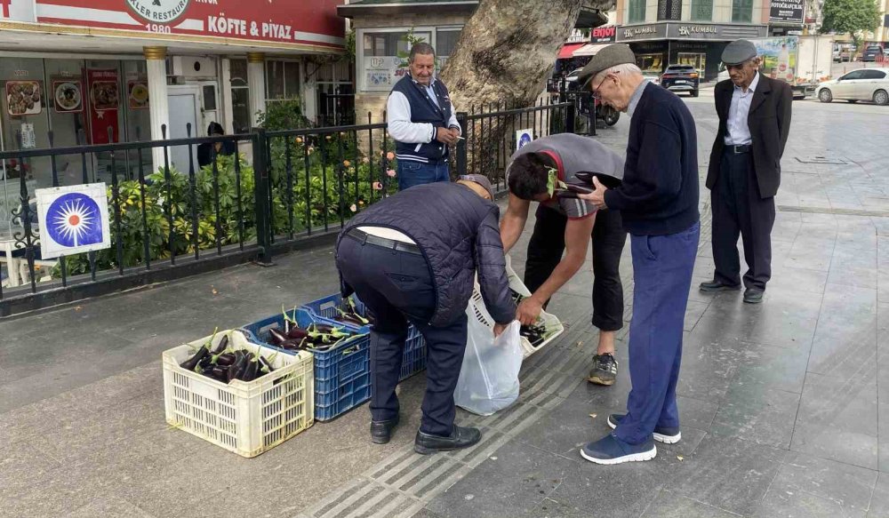 Üretici çıldırdı! Ürettiği Patlıcanları Ücretsiz Dağıttı