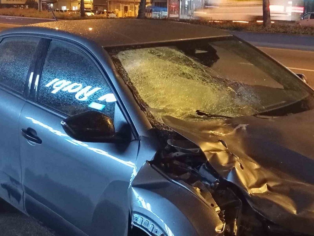 Yayaya çarpan araç bu hale geldi! Sürücü kaçtı