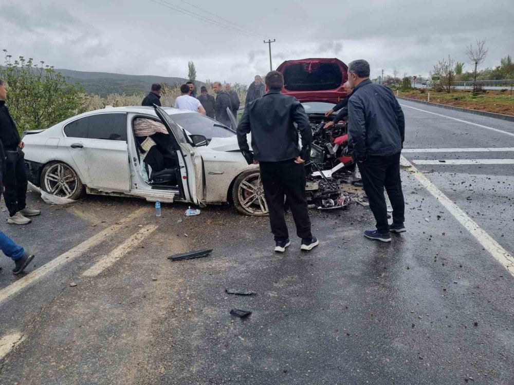 Yol kayganlaştı aynı yönde kafa kafaya çarpıştılar
